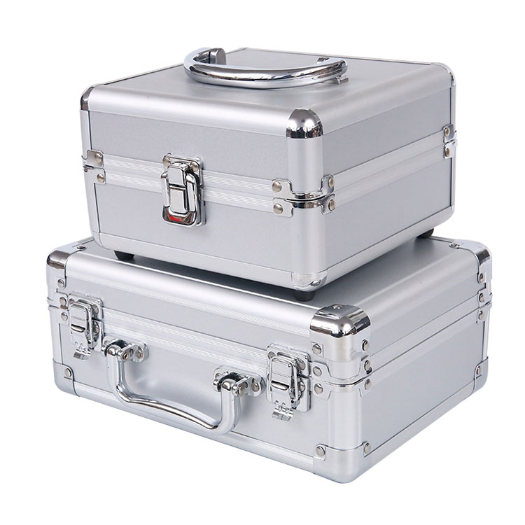 Quels sont les avantages de la boîte à outils en aluminium carré par rapport aux autres matériaux?